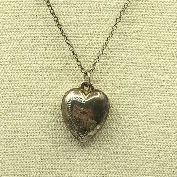 VINTAGE SILVER Puffed Heart Foliage Etch Pendant Necklace on Chain Retro Kitsch - Picture 9 of 16